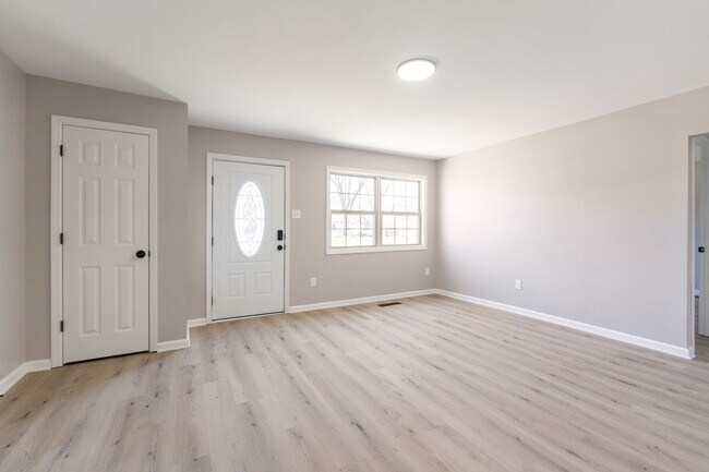 Building Photo - 957 Exeter Rd