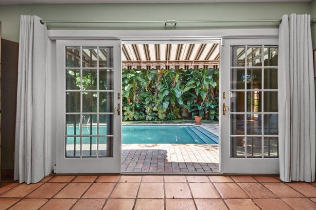 Building Photo - 194 Almeria Rd