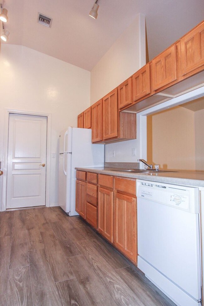 Building Photo - 4531 N Spring Dr