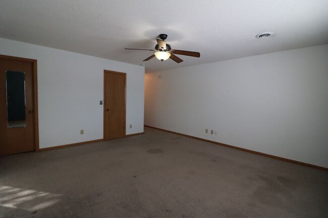 Building Photo - Beautiful 3 bedroom home just minutes from Manhattan and Fort Riley!