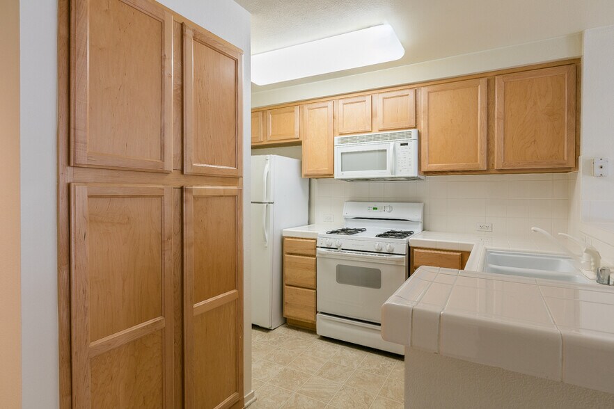 Building Photo - 320 Caldecott Ln