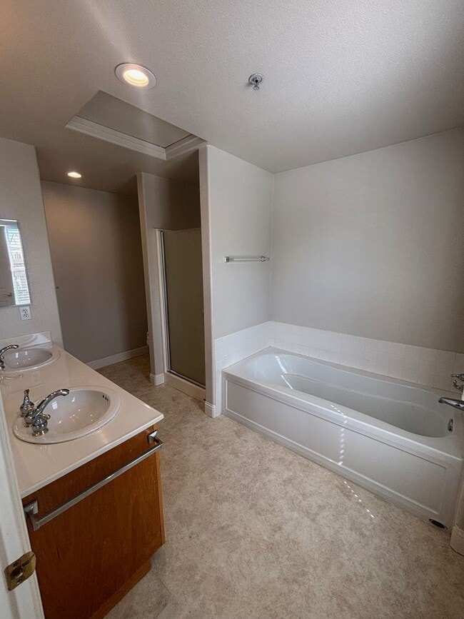 Building Photo - 2 bedroom 2.5 Bathroom Windsor Town Green Condo with carpet and A/C