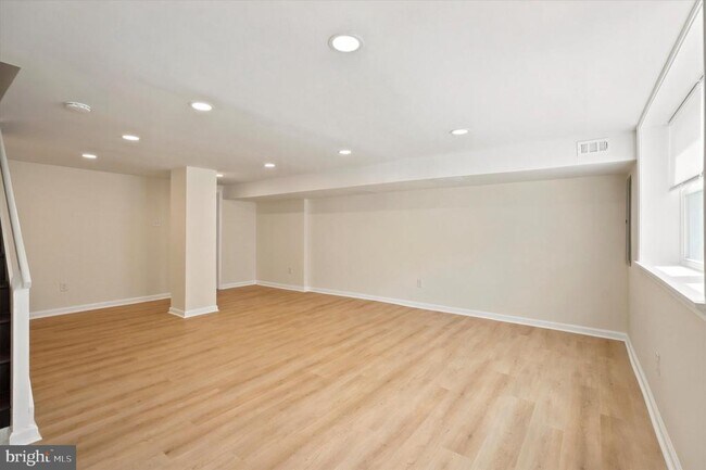 Building Photo - 668 Renz St