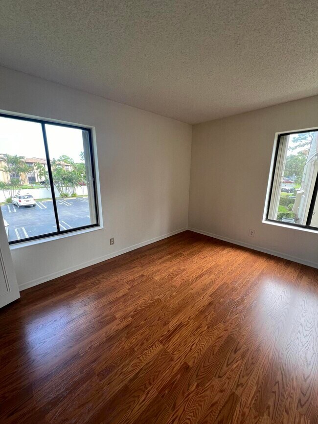 Building Photo - 706 Sunny Pine Way