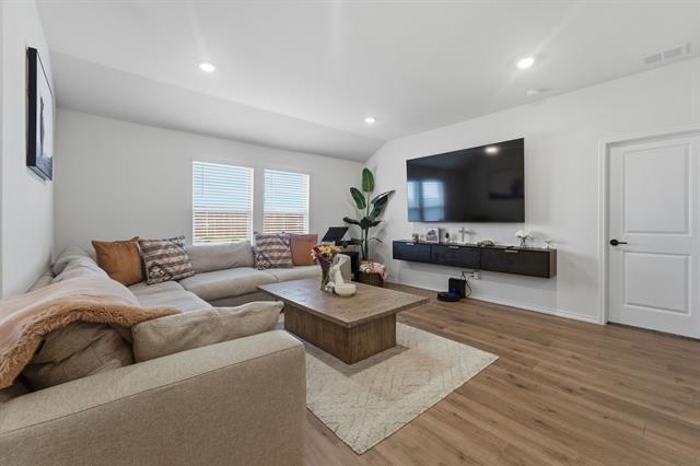 Building Photo - 124 Creek End Dr