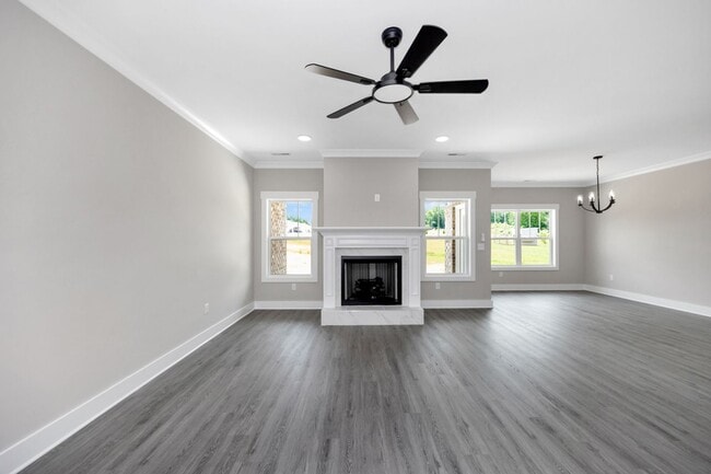 Building Photo - 4 Bedroom, 2 Bath