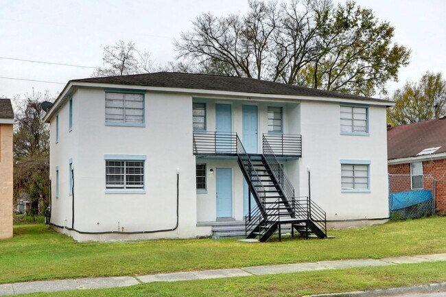 Building Photo - One block from Historic District - Renovated Two Bedroom