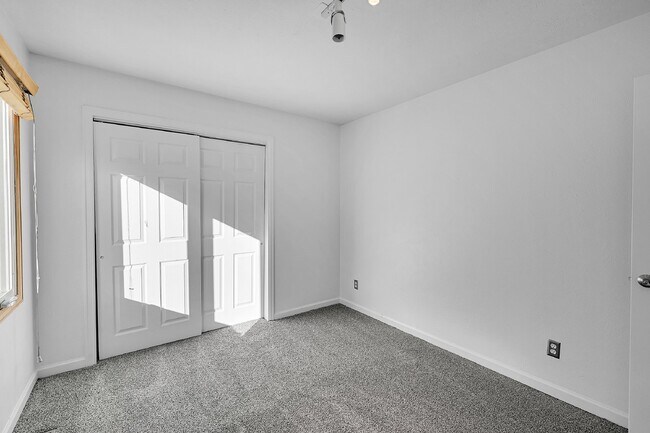 Building Photo - $2,345.00, 2 Bed, 1.5 Bath in Boulder with In Unit Laundry