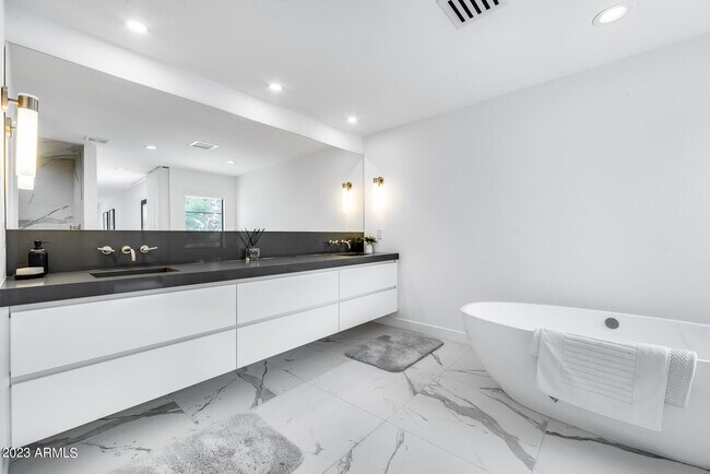 Building Photo - 8618 N Timberlane Dr