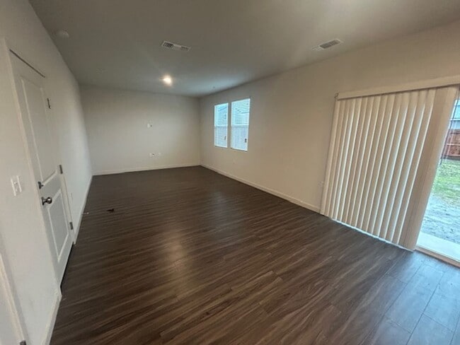 Building Photo - Newer 5 Bedroom 3 Bathroom in Tulare Coming Soon!!