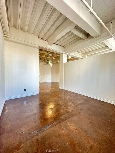 Building Photo - 312 W 5th St