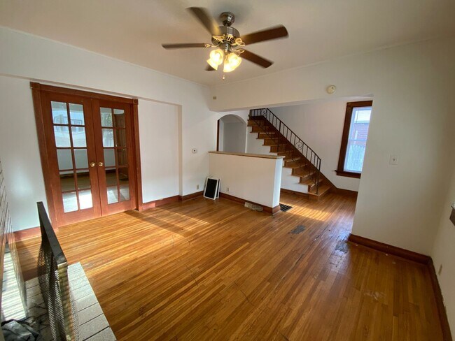 Building Photo - 2205 Waldeck Ave