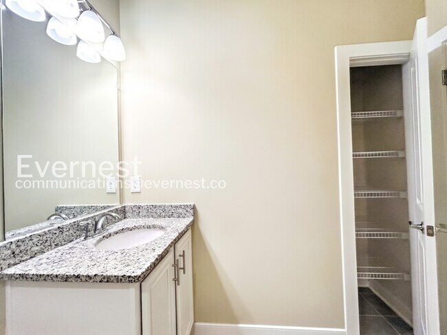 Building Photo - Spacious 3 Bed, 2.5 Bath Town Home with Attached Garage | Pet Friendly