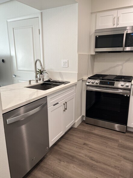 Building Photo - 355 N Maple St