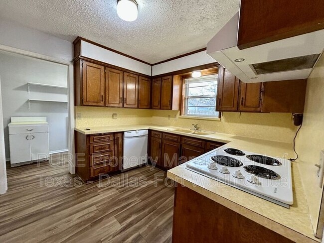 Building Photo - 2608 Oaks Dr