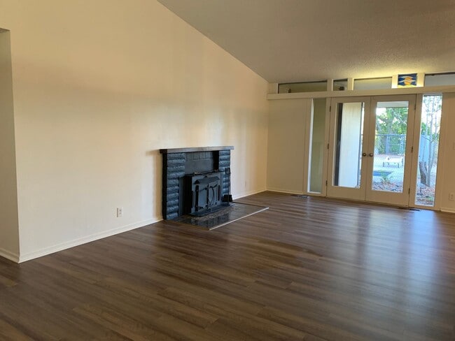 Building Photo - Sacramento Riverfront Home with Pool