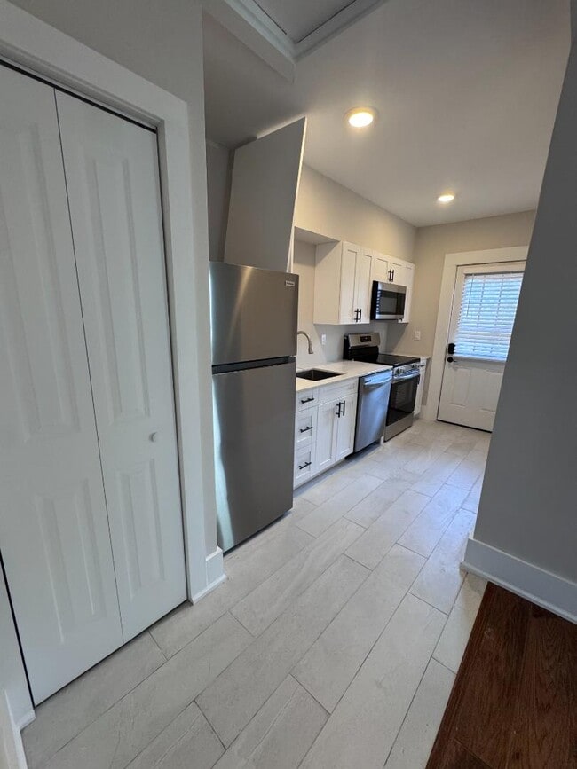 Building Photo - 300 E 3rd St