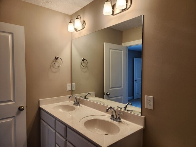 Building Photo - 2853 Vly Farms Dr