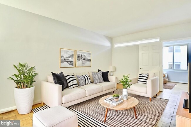 Building Photo - GORGEOUS JR ONE BEDROOM IN DOUPONT