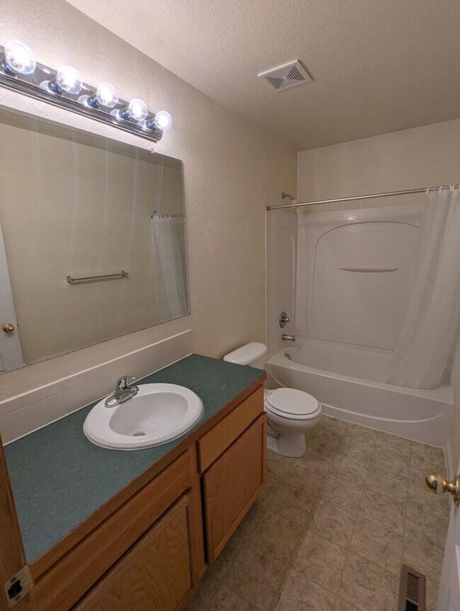 Building Photo - AWESOME 3-BDRM, 3-BATH, 4-LEVEL HOME AVAILABLE FOR IMMEDIATE OCCUPANCY IN
