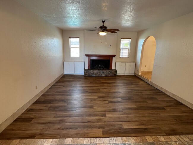 Building Photo - 3 Bedroom Pool Home w/Solar