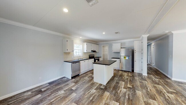 Building Photo - 3/2 Brooksville Available Now !