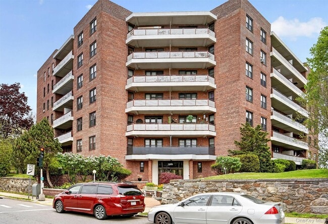 Building Photo - 325 King St