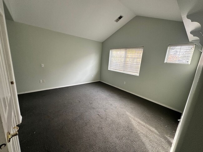 Building Photo - 2 Bed, 2 1/2 Bath townhome close to the River! Free month's rent on a 1 year lease!