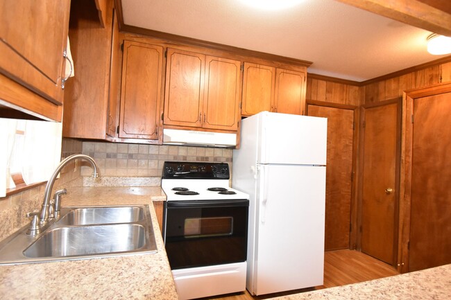 Building Photo - 4 Bedroom and 3 Bath Home- Vander