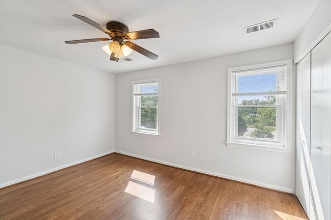 Building Photo - Wonderful, 4 level Arlington Brick townhome!