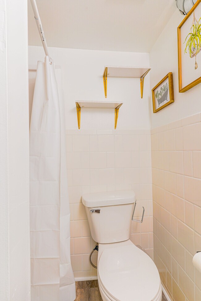 Building Photo - 393 Geranium Ave E