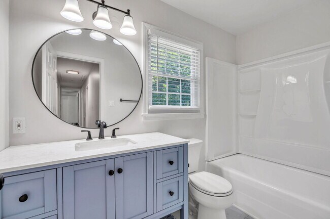 Building Photo - Beautiful 5 Bedroom 3 Bathroom Retreat with Fenced Backyard $2,200/mo rent