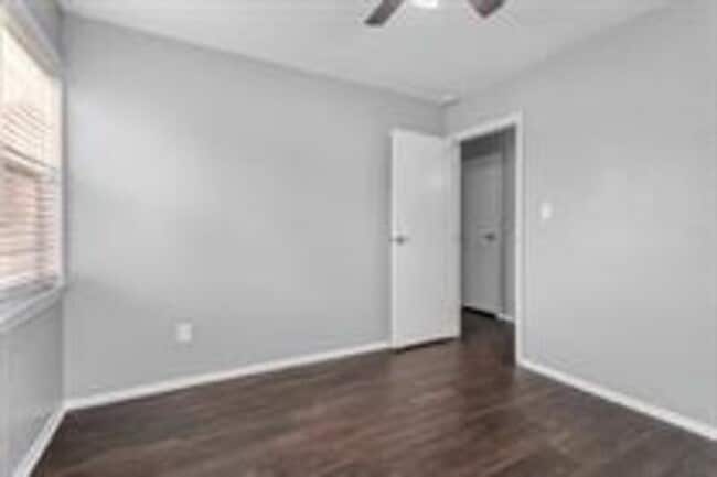 Building Photo - 606 NW Valleybrook Rd