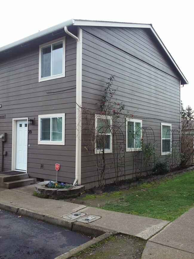 Building Photo - 3305 Vittoria Way