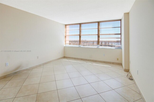 Building Photo - 18011 Biscayne Blvd