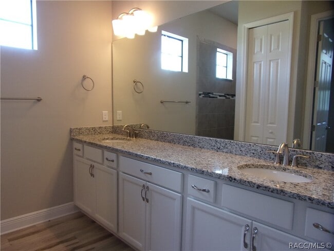 Building Photo - 248 E Cumberland Ct
