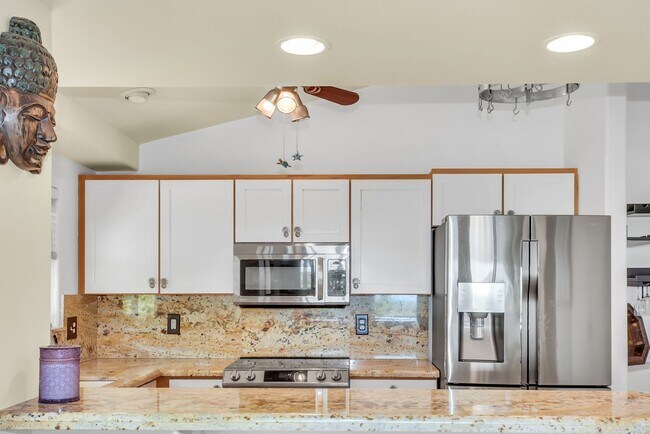 Building Photo - Pet Friendly, Fully Furnished Home in Keau...