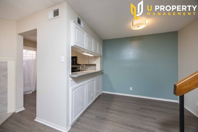 Building Photo - Updated Condo with New Vinyl Flooring & Ne...