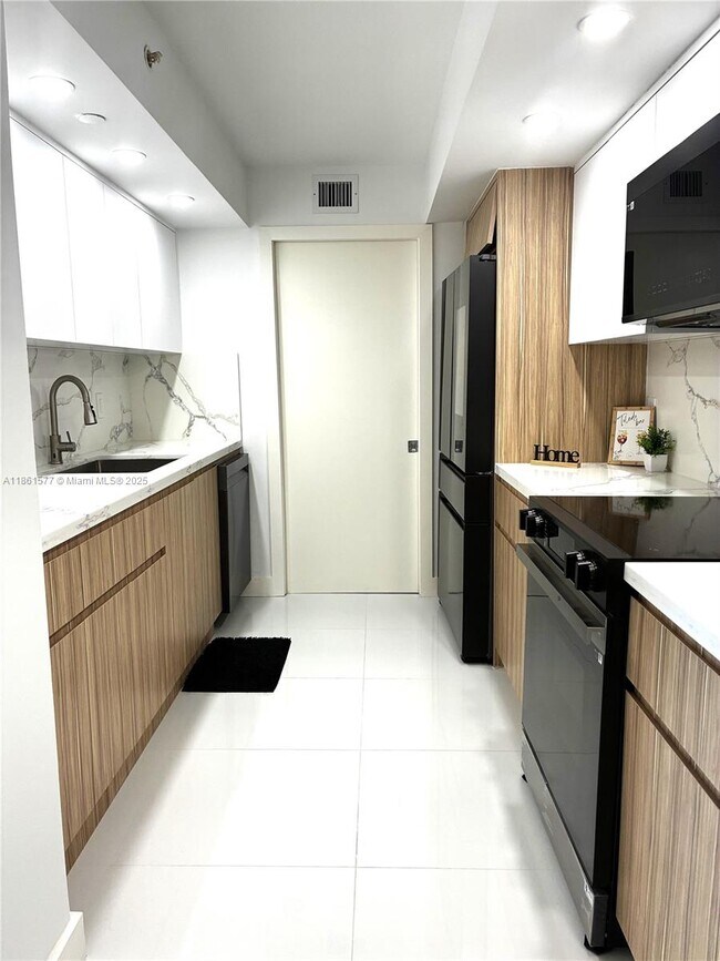 Building Photo - 6917 Collins Ave