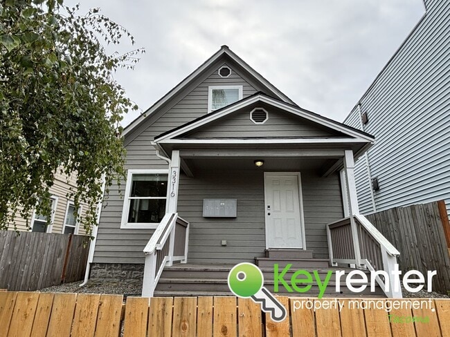 Building Photo - Modern 3-Bedroom, 2-Bath Downstairs Duplex...