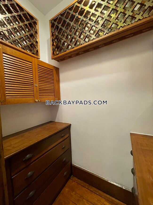 Building Photo - 370 Marlborough St