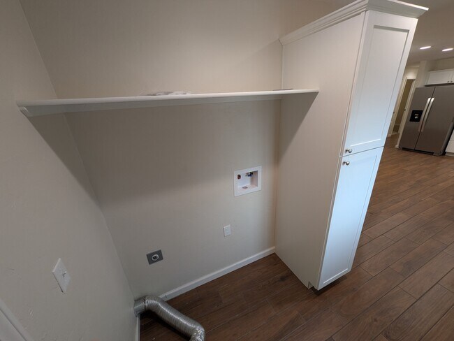 Building Photo - 906 Parkview Dr