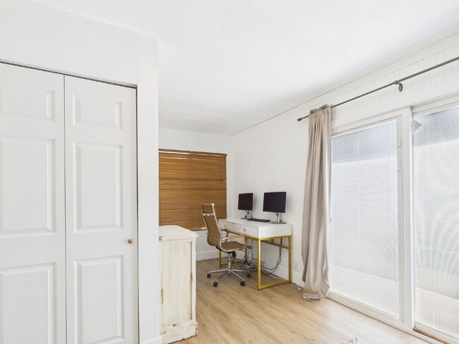 Building Photo - Fully furnished with a pool - MOVE IN SPECIAL $500 OFF