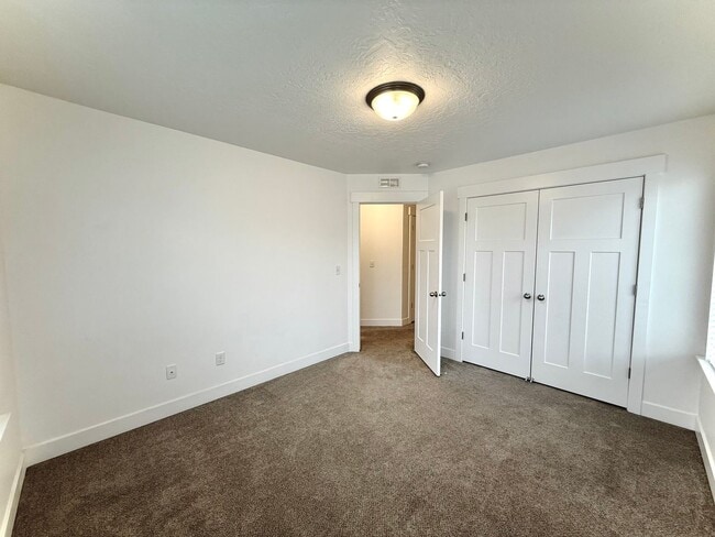 Building Photo - Townhome Available Now- Longer Lease Options