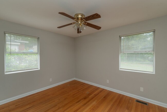 Building Photo - $1,425 - 3 bed/2 bath house near Medical C...