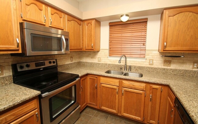 Building Photo - Townhome in sought after Coventry.