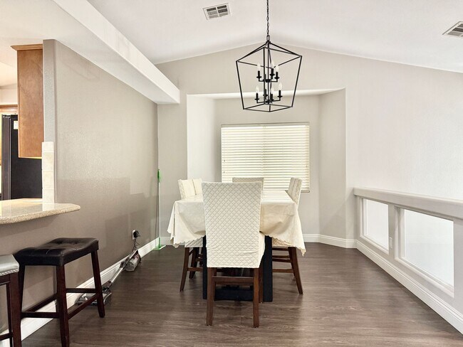 Building Photo - Charming Cul-de-Sac Home with Bonus Room & Backyard