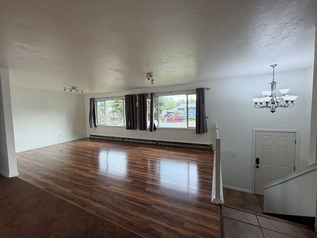 Building Photo - Beautifully remodeled Home in NE Anchorage