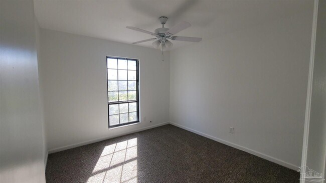 Building Photo - 846 Esconditas Pl