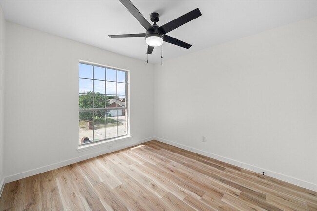 Building Photo - 945 Azalia Dr